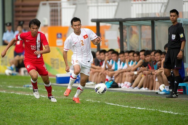 Nhận bàn thua, HLV Phan Thanh Hùng chỉ đạo các học trò chơi áp sát trong hiệp đấu thứ 2.